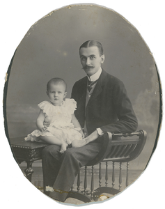112-0014 Portret van een jonge man met kind op een stoel en bijzettafel, 1880-1940