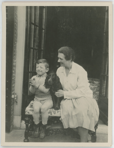 112-0016 Vrouw en jongen met hond op bankje buiten, 1880-1940