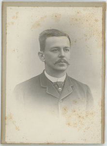 112-0018 Portret van een man in pak, 1880-1940