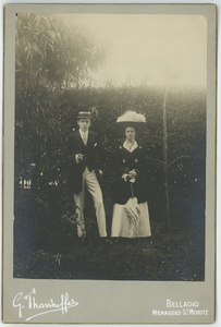 112-0019 Man en vrouw in nette kledij in tuin, 1880-1920