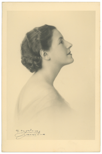 112-0020 En profil portret van een vrouw, 1880-1940