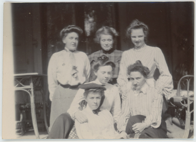 112-0021 Vijf vrouwen in gestreepte blouses, 1880-1940