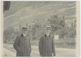 112-0024 Twee mannen langs treinspoor in een bergachtig landschap, 1880-1940