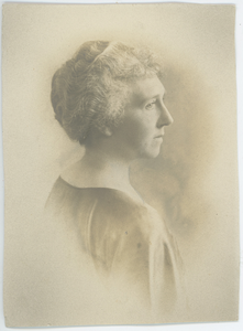 112-0025 En profil portret van een vrouw, 1880-1940