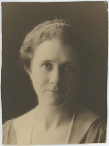 112-0028 Portret van een vrouw met een parelketting, 1880-1940