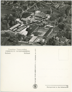 1071-0001 Luchtfoto van het terrein van de N.V. Vereenigde Papierfabrieken aan de Loubergweg te Eerbeek, 22-05-1956