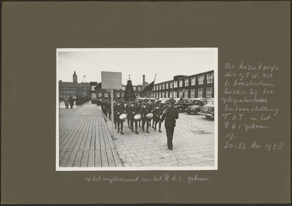 1804-0009 Het muziekkorps van de Geldersche Tramwegen bij het RAI-gebouw naar aanleiding van een tentoonstelling, ...