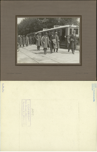 1804-0021 Heren in pak bij een tramlijn, 1926-1927