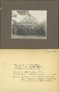 1804-0027 Medewerkers van de Geldersche Tramweg Maatschappij poseren voor het versierde depot te Ede ter gelegenheid ...