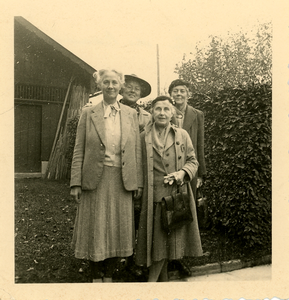 11-0051 Henriëtte met Engelse vrienden bij Hohes Licht, 1952