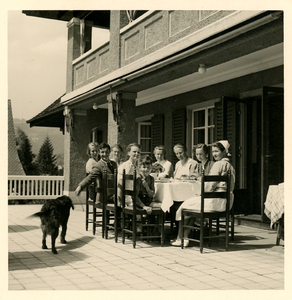 11-0071 Henriëtte aan tafel in Hohes Licht met veel mensen, 1952