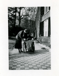 11-0087 Henriëtte met tante Henriëtte van Eck bij huis Mariëndaal, 1934