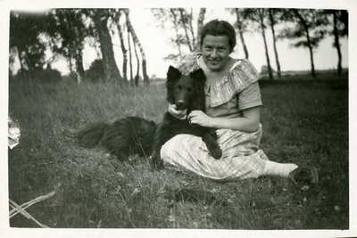 14-0100 Elisabeth Dabelstein met een zwarte hond, 1925