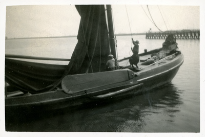 14-0106 Tochtje op een vissersboot, 1925