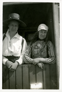 14-0114 Henriëtte met een onbekende vrouw in Markense klederdracht, 1925