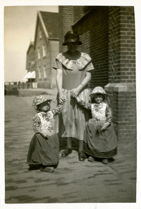 14-0116 Elisabeth Dabelstein met twee onbekende meisjes, 1925