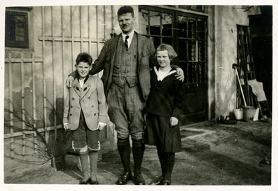 14-0129 Herman met pleegkinderen Leo en Corrie, 1925
