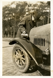 14-0139 Henriëtte bij een auto, 1926