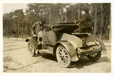 14-0141 Henriëtte met een pleegkind bij de auto, 1926