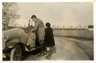 14-0142 Herman met een pleegkind bij de auto, 1926