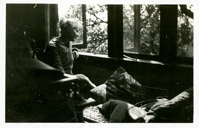 14-0168 Henriëtte kijkt uit het raam, 1926