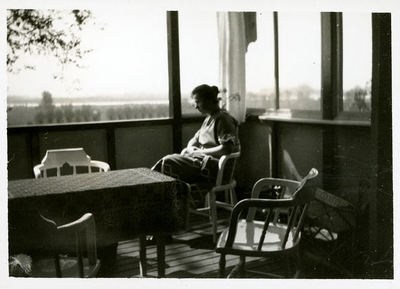 14-0169 Henriëtte op het balkon van huis Rijnoue, 1926