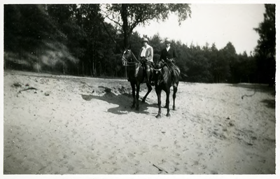14-0214 Henriëtte en Herman te paard, 1926