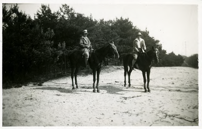 14-0216 Henriëtte en Herman te paard, 1926
