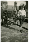 14-0235 Pleegkind Leo trekt een kar met takken, 1928