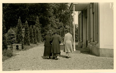 20-0022 Henriëtte met Henriëtte van Eck en madame Wesham bij huis Warnsborn, 1931