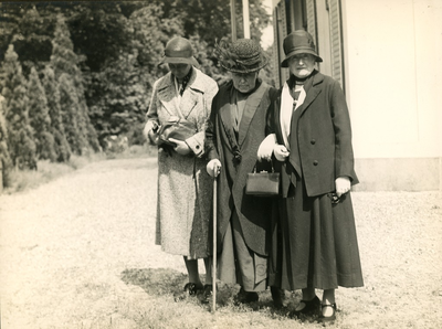 20-0057 Henriëtte de Beaufort, Henriëtte van Eck en madame Wesham bij huis Wansborn, 1930