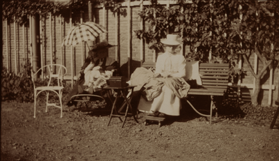 1619-0013 Twee dames, zittend voor de muur van de moestuin bij het huis Bingerden, ca. 1900