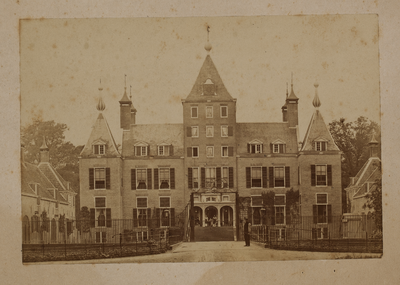 1626-0450 Voorgevel met hek van het huis Renswoude, ca. 1900