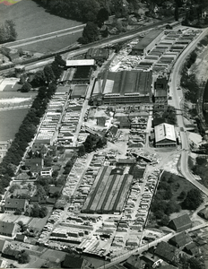709-0008 Luchtfoto van het Meteoor-complex, ca. 1975