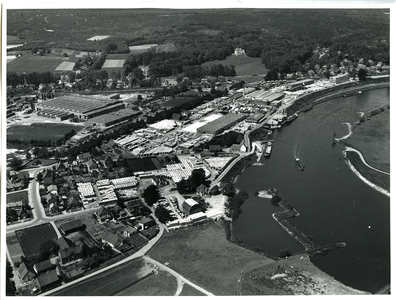 709-0013 Luchtfoto van het Meteoor-complex, 1965