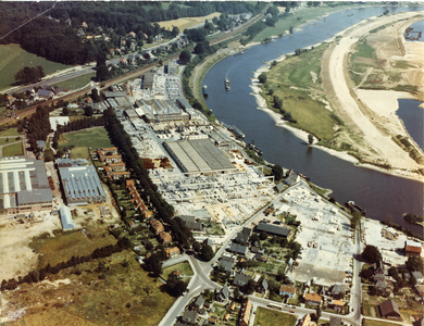 709-0023 Luchtfoto van het Meteoor-complex, 1980-1985