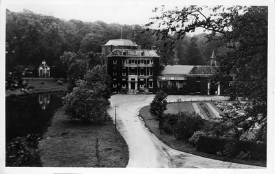 976 Uitzicht vanuit Hotel Rozendaal op Kasteel Rozendaal, 1952-05-15