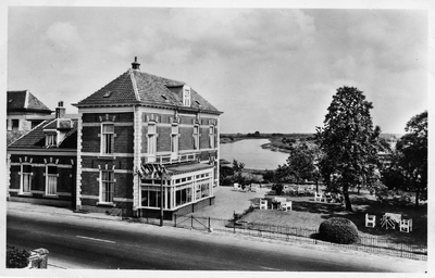 1649 De Steeg (Gld.), Huize de Haan, Tuin en uitzicht op de IJsel, 1940-1950