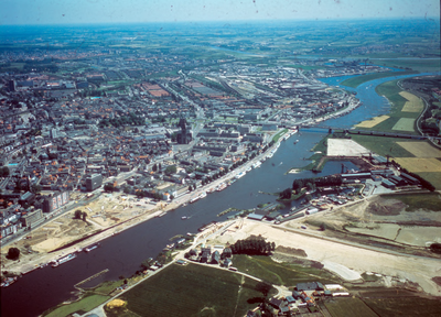 3017 Rijn. Links binnenstad e.o., rechts o.a. ASM, 1975