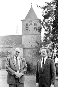 11965-0001 Dr. H.J. Leloux (links) en directeur J. Trijsburg van Stichting Gelders Oudheidkundig Contact, 19-01-1982