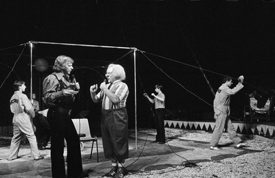 13761-0004 Velp. Circus Bassie en Adriaan, 12-10-1982