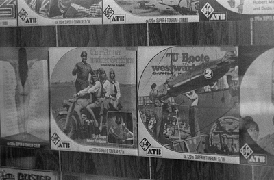 425-0001 Nazi-films in etalage., 18-03-1977