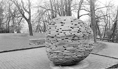 525-0002 Gemeente Museum. Houten appel, 02-04-1977