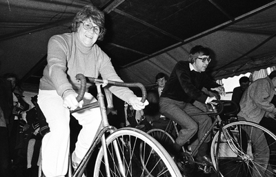 9739-0001 Wethouders op de fiets voor het goede doel, 07-02-1981