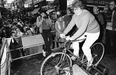 9739-0002 Wethouders op de fiets voor het goede doel, 07-02-1981