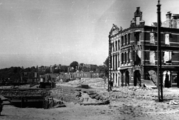 3659 VERWOESTINGEN, Rijnkade, Arnhem: gezicht op de stad vanaf de zuidelijke oprit van de Rijnbrug