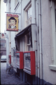 40 Sigaren- en sigaretten automaten aan de gevel van een sigaren- en sigaretten winkel Korenstraat, 1955-1965
