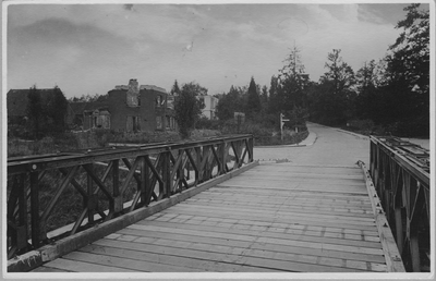 17 Stationsweg met brug Oosterbeek, 1945