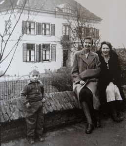 14.25 Barones Van Pallandt met andere dame en kind., 1950