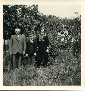 38.19 Anton ter Bogt met ouders., 1950